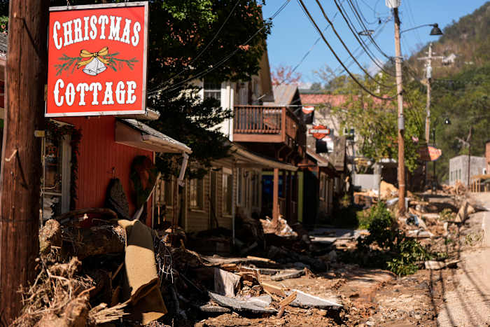Bedrijven worden gezien in een puinveld in de nasleep van de orkaan Helene, woensdag 2 oktober 2024, in Chimney Rock Village, NC (AP Photo/Mike Stewart)
