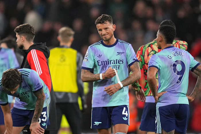 Ben White, midden van Arsenal, reageert teleurgesteld na de Engelse Premier League-voetbalwedstrijd tussen Bournemouth en Arsenal in het Vitality Stadium in Bournemouth, Engeland, zaterdag 19 oktober 2024. (AP Photo/Kin Cheung)