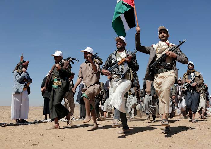 Bestand - Houthi-rebellenstrijders marcheren tijdens een steunbetoging voor de Palestijnen in de Gazastrook en tegen de Amerikaanse aanvallen op Jemen buiten Sanaa op 22 januari 2024. (AP Photo, File)