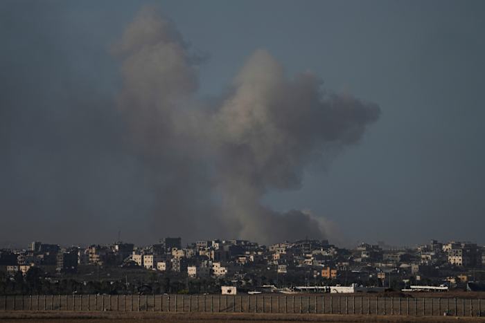 Bestand - Rook stijgt op na het Israëlische bombardement op de Gazastrook, gezien vanuit het zuiden van Israël, zondag 20 oktober 2024. (AP Photo/Tsafrir Abayov, File)