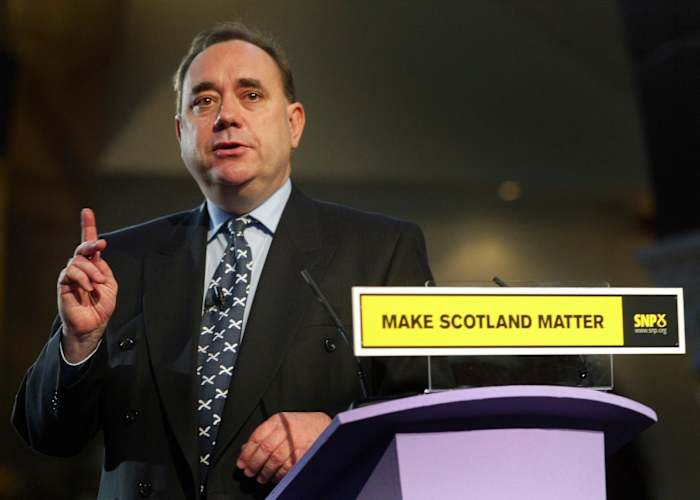 Bestandsfoto gedateerd 14/04/05 van BESTAND - Alex Salmond, leider van de Scottish National Party, wordt gefotografeerd op 14 april 2005. (Maurice McDonald/PA via AP)