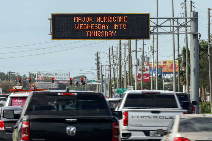 Bewegwijzering op de snelweg kondigt de naderende aankomst aan van de orkaan Milton en de evacuatiezones op dinsdag 8 oktober 2024 in Port Richey, Florida. (AP Photo/Mike Carlson)