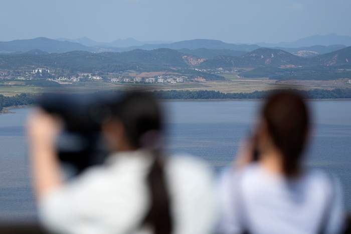 Bezoekers kijken naar de Noord-Koreaanse kant vanaf de Unification Observation Post in Paju, Zuid-Korea, woensdag 9 oktober 2024. (AP Photo/Lee ​​Jin-man)