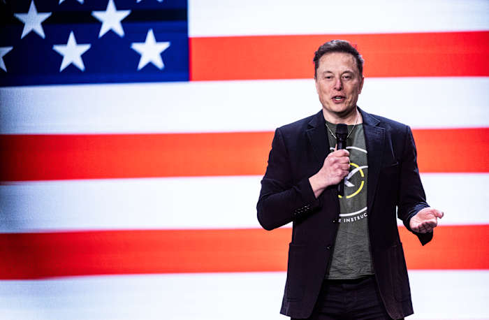 Biden hekelt Musk vanwege een gepubliceerd rapport dat de CEO van Tesla ooit illegaal in de VS heeft gewerkt