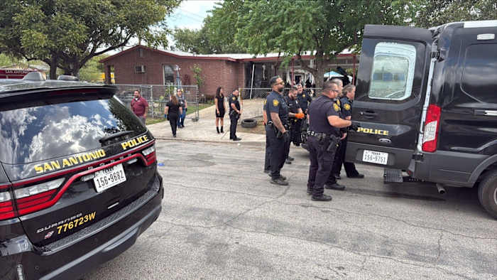 Bij een inval van meerdere instanties in West Side zijn ten minste zeven mensen gearresteerd