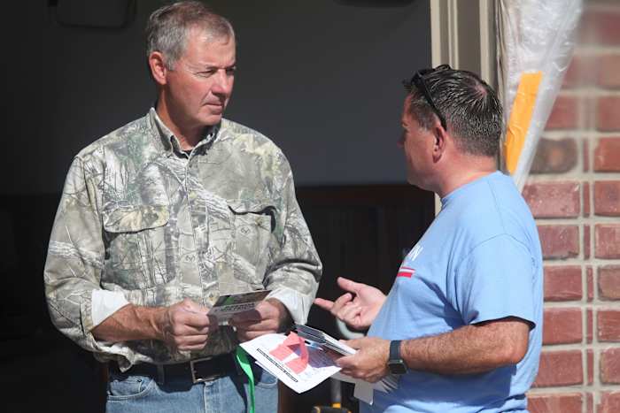 Bob Schmidt, rechts, een Republikeinse kiezer, praat met staatsvertegenwoordiger Jesse Borjon, links, R-Topeka, buiten de garage van Schmidts huis, zaterdag 5 oktober 2024, in Topeka, Kansas. (AP-foto/John Hanna)