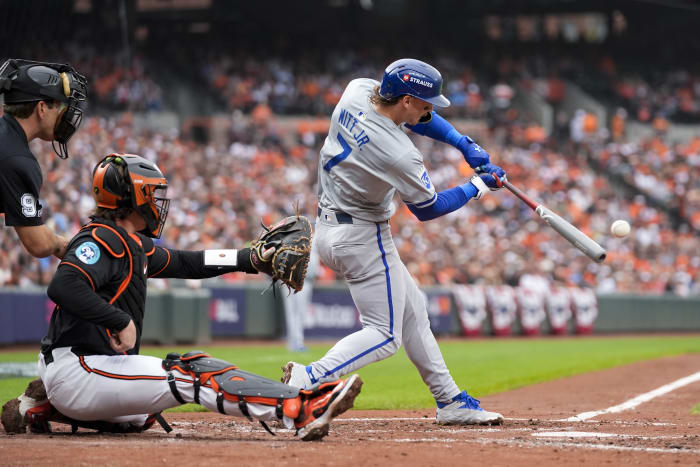 Bobby Witt Jr. van Kansas City Royals (7) slaat een honkslag terwijl thuisplaatscheidsrechter Ben May, links, en Baltimore Orioles-catcher Adley Rutschman toekijken tijdens de derde inning in Game 2 van een AL Wild Card Series-honkbalwedstrijd, woensdag oktober 2, 2024 in Baltimore. (AP-foto/Stephanie Scarbrough)