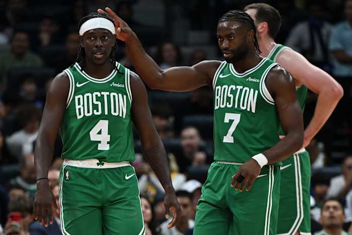 Boston Celtics Jrue Holiday, links, en Boston Celtics Jaylen Brown staan ​​tijdens een wedstrijd van het voorseizoen tussen Boston Celtics en Denver Nuggets in Abu Dhabi, Verenigde Arabische Emiraten, vrijdag 4 oktober 2024. (AP Photo/Martin Dokoupil)
