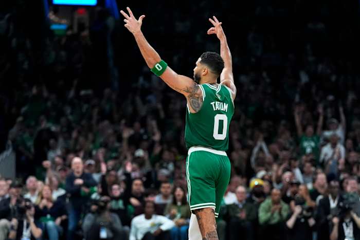 Boston Celtics-aanvaller Jayson Tatum (0) viert feest na een 3-pointer tijdens de tweede helft van een NBA-basketbalwedstrijd tegen de New York Knicks, dinsdag 22 oktober 2024, in Boston. (AP-foto/Charles Krupa)