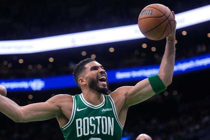 Boston Celtics-aanvaller Jayson Tatum pakt een rebound tegen de New York Knicks tijdens de eerste helft van een NBA-basketbalwedstrijd, dinsdag 22 oktober 2024, in Boston. (AP-foto/Charles Krupa)
