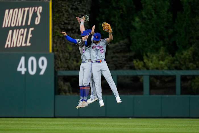Brandon Nimmo (9) en Tyrone Taylor (15) van New York Mets vieren feest na het winnen van Game 1 van een honkbal NL Division Series tegen de Philadelphia Phillies, zaterdag 5 oktober 2024, in Philadelphia. (AP Foto/Matt Slocum)