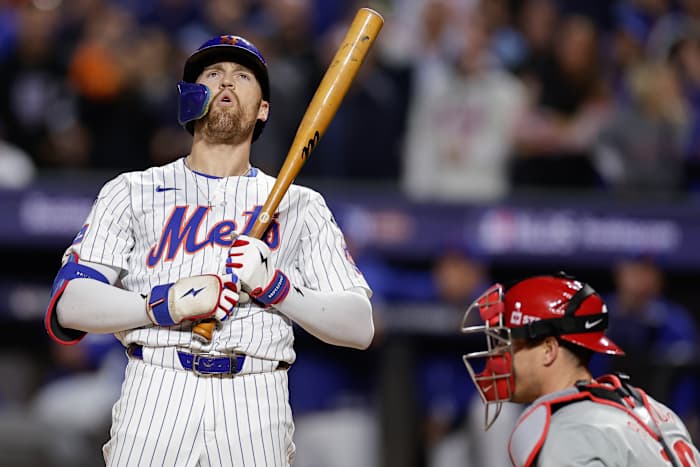 Brandon Nimmo van New York Mets reageert na drie slag tegen de Philadelphia Phillies met lopers op de honken tijdens de vijfde inning van Game 4 van de National League honkbal playoff-serie, woensdag 9 oktober 2024, in New York. (AP Foto/Adam Honger)