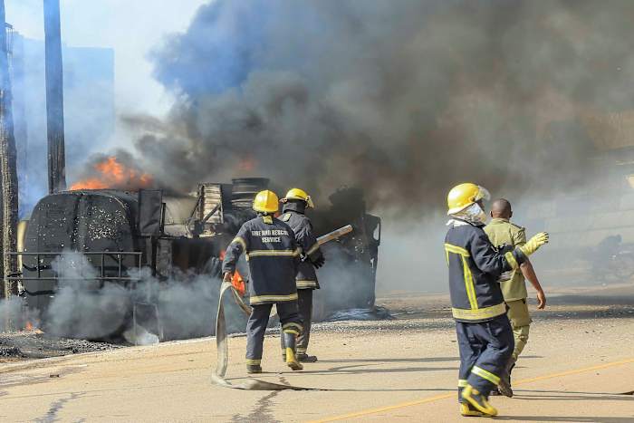 Brandweerlieden proberen een brand te blussen nadat een brandstofwagen ontplofte naast een snelweg aan de rand van Kampala, Oeganda, dinsdag 22 oktober 2024. (AP Photo)
