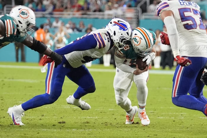 Buffalo Bills linebacker Von Miller (40) ontslaat Miami Dolphins quarterback Skylar Thompson (19) tijdens de tweede helft van een NFL-voetbalwedstrijd, donderdag 12 september 2024, in Miami Gardens, Florida. (AP Photo/Rebecca Blackwell)