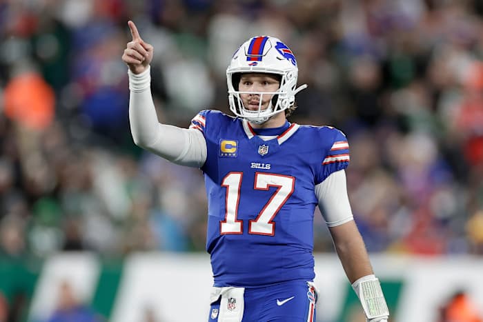 Buffalo Bills quarterback Josh Allen (17) maakt gebaren tijdens de eerste helft van een NFL-voetbalwedstrijd tegen de New York Jets in East Rutherford, NJ, maandag 14 oktober 2024. (AP Photo/Adam Hunger)