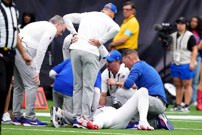 Buffalo Bills quarterback Josh Allen wordt door trainers bekeken nadat hij geblesseerd raakte tijdens de tweede helft van een NFL-voetbalwedstrijd tegen de Houston Texans, zondag 6 oktober 2024, in Houston. (AP Foto/Eric Christian Smith)