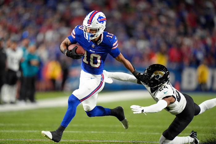Buffalo Bills wide receiver Khalil Shakir (10) rent langs Jacksonville Jaguars cornerback De'Antre Prince (24) om een ​​touchdown te scoren tijdens de eerste helft van een NFL-voetbalwedstrijd op maandag 23 september 2024 in Orchard Park, NY. (AP Foto/Steven Senne)