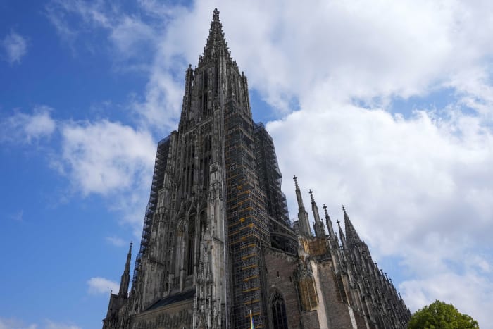 Buitenaanzicht van Ulmer Mnster, 's werelds hoogste kerk, in Ulm, Duitsland, woensdag 18 september 2024. (AP Photo/Matthias Schrader)