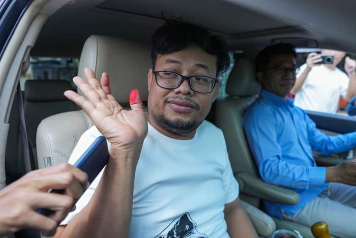 Cambodjaanse freelance journalist Mech Dara, die op borgtocht werd vrijgelaten uit een auto voor de belangrijkste provinciale gevangenis van de provincie Kendal, zuidelijk Phnom Penh, Cambodja, donderdag 24 oktober 2024. (AP Photo/Heng Sinith)