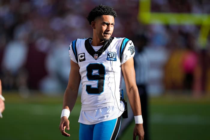 Carolina Panthers quarterback Bryce Young kijkt vanaf de zijlijn toe tijdens de eerste helft van een NFL-voetbalwedstrijd tegen de Washington Commanders, zondag 20 oktober 2024, in Landover, Maryland (AP Photo/Stephanie Scarbrough)