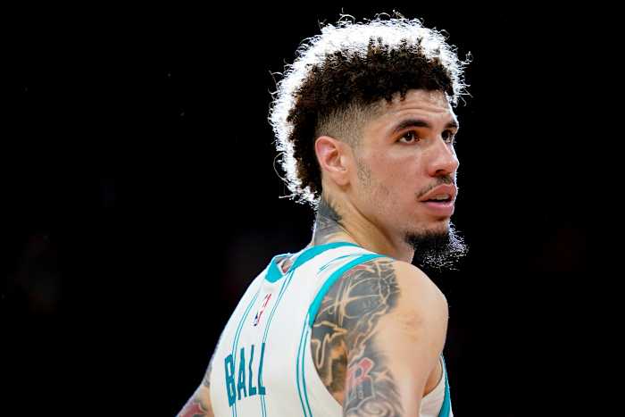 Charlotte Hornets-bewaker LaMelo Ball kijkt naar een vrije worp tijdens de tweede helft van een NBA-basketbalwedstrijd tegen de Houston Rockets, woensdag 23 oktober 2024, in Houston. (AP Foto/Eric Christian Smith)