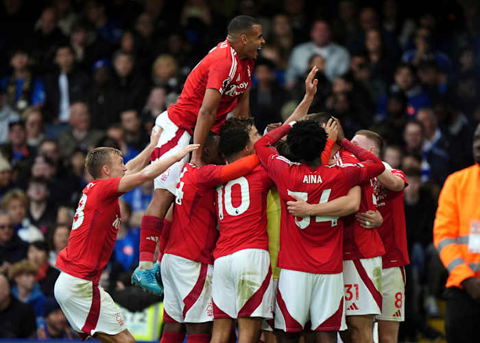 Chris Wood uit Nottingham Forest viert het eerste doelpunt van de wedstrijd met teamgenoten tijdens de Engelse Premier League-voetbalwedstrijd tussen Chelsea en Nottingham Forest op Stamford Bridge in Londen, zondag 6 oktober 2024. (Bradley Collyer/PA via AP)