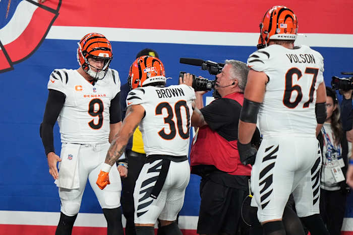 Cincinnati Bengals quarterback Joe Burrow (9) viert feest met running back Chase Brown (30) en guard Cordell Volson (67) na het scoren van een touchdown tijdens de eerste helft van een NFL-voetbalwedstrijd tegen de New York Giants, zondag 13 oktober 2024 , in East Rutherford, NJ (AP Foto/Frank Franklin II)