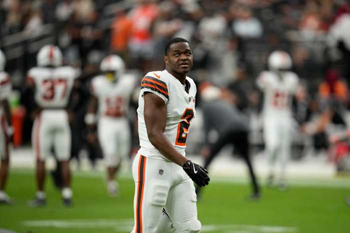 Cleveland Browns brede ontvanger Amari Cooper kijkt toe voor een NFL-voetbalwedstrijd tegen de Las Vegas Raiders op zondag 29 september 2024 in Las Vegas. (AP-foto/John Locher)