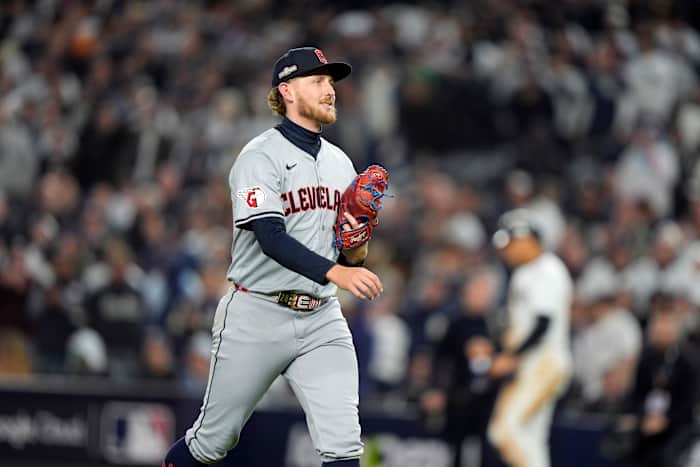 Cleveland Guardians startende werper Tanner Bibee verlaat het duel tijdens de tweede inning in Game 2 van de honkbal AL Championship Series tegen de New York Yankees dinsdag 15 oktober 2024 in New York. (AP-foto/Frank Franklin II)