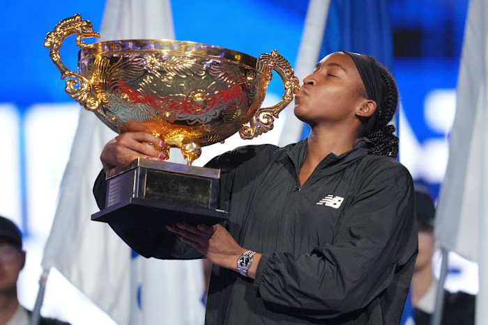 Coco Gauff uit de Verenigde Staten kust de trofee na het verslaan van Karolina Muchova uit Tsjechië in de finale van het dames enkelspel op het China Open tennistoernooi in het National Tennis Center in Peking, zondag 6 oktober 2024. (AP Photo/Achmad Ibrahim )