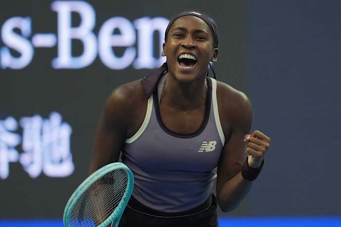 Coco Gauff uit de Verenigde Staten viert feest na het verslaan van Paula Badosa uit Spanje in de halve finale van het damesenkelspel voor het China Open tennistoernooi, gehouden in het National Tennis Center in Beijing, zaterdag 5 oktober 2024. (AP Photo/Ng Han Guan)