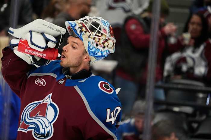 Colorado Avalanche-doelman Alexandar Georgiev drinkt tijdens een time-out in de tweede periode van een NHL-hockeywedstrijd tegen de Anaheim Ducks, vrijdag 18 oktober 2024, in Denver. (AP-foto/David Zalubowski)