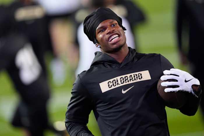 Colorado wide receiver Travis Hunter warmt zich op voor een NCAA college football-wedstrijd tegen Kansas State, zaterdag 12 oktober 2024, in Boulder, Colo. (AP Photo/David Zalubowski)