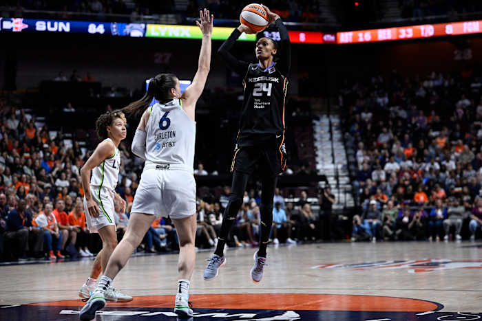 Connecticut Sun-aanvaller DeWanna Bonner (24) schiet over Minnesota Lynx-aanvaller Bridget Carleton (6) tijdens de tweede helft van Game 4 in de halve finales van het WNBA-basketbal, zondag 6 oktober 2024, in Uncasville, Conn. (AP Photo/Jessica Hill )