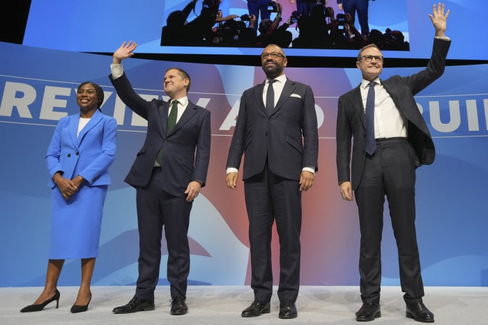 Conservatieve leiderschapskandidaten Kemi Badenoch, van links, Robert Jenrick, James Cleverly en om Tugendhat staan ​​op het podium tijdens de Conservatieve Partijconferentie in het International Convention Centre in Birmingham, Engeland, woensdag 2 oktober 2024. (AP Photo/Kin Cheung )