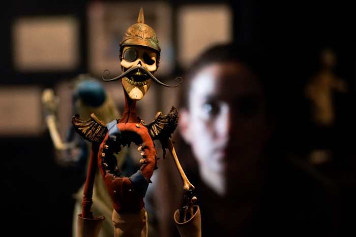 Creaties zijn te zien op de tentoonstelling The World of Tim Burton in het Design Museum in Londen, maandag 21 oktober 2024. Tijdens de grote tentoonstelling zijn voor het eerst de persoonlijke archieven van Tim Burton te zien, met 600 items uit zijn bijna vijftig jaar. lange carrière. (AP Foto/Alberto Pezzali)