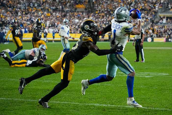 Dallas Cowboys brede ontvanger Jalen Tolbert (1) maakt een touchdown-vangst terwijl Pittsburgh Steelers-veiligheid DeShon Elliott hem probeert tegen te houden tijdens de tweede helft van een NFL-voetbalwedstrijd, begin maandag 7 oktober 2024, in Pittsburgh. De Cowboys wonnen met 20-17. (AP Foto/Gene J. Puskar)