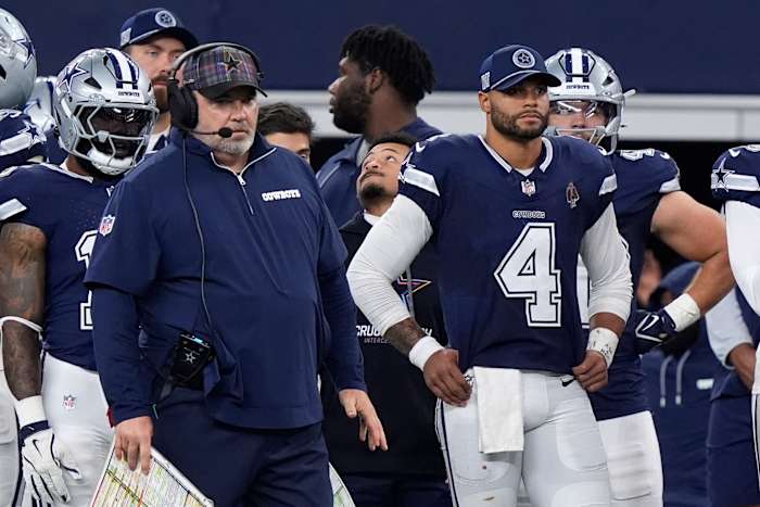 Dallas Cowboys-hoofdcoach Mike McCarthy, links, en quarterback Dak Prescott (4) kijken naar het spel tegen de Detroit Lions in de tweede helft van een NFL-voetbalwedstrijd in Arlington, Texas, zondag 13 oktober 2024. (AP Photo/LM Otero )