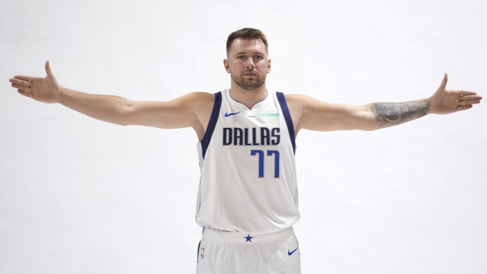 Dallas Mavericks-bewaker Luka Doncic poseert voor een foto tijdens de mediadag van het NBA-basketbalteam op maandag 30 september 2024 in Dallas. (AP Foto/LM Otero)