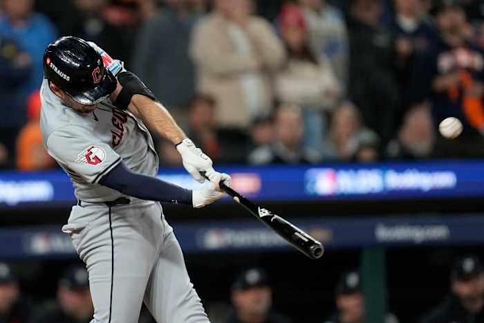 David Fry van Cleveland Guardians slaat een homerun van twee runs in de zevende inning tijdens Game 4 van een honkbal American League Division Series tegen de Detroit Tigers, donderdag 10 oktober 2024, in Detroit. (AP Photo/Paul Sancya)