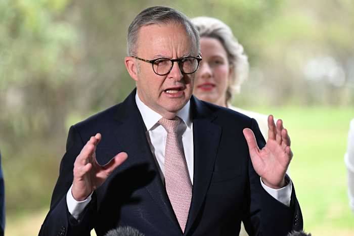 De Australische premier Anthony Albanese gebaart tijdens een persconferentie in Logan City, nabij Brisbane, dinsdag 15 oktober 2024. (Darren England/AAP Image via AP)