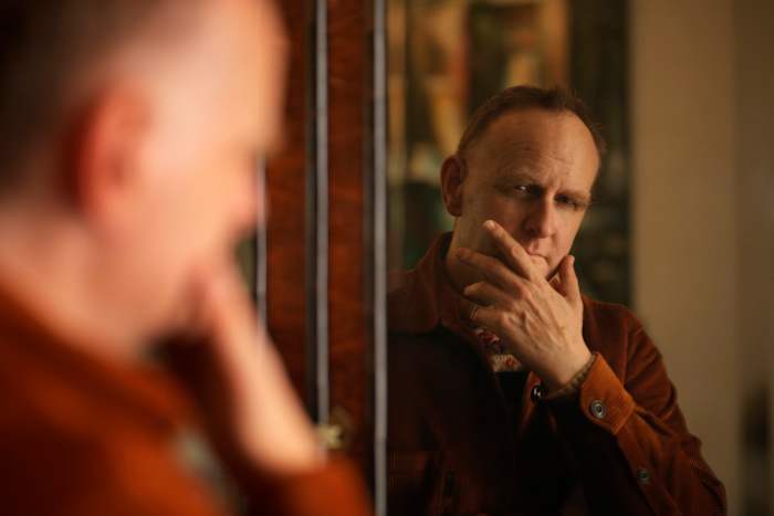 De Britse auteur Nick Harkaway, zoon van John le Carre, poseert voor een foto tijdens een interview met The Associated Press, bij hem thuis in Londen, donderdag 24 oktober 2024. (AP Photo/Kin Cheung)