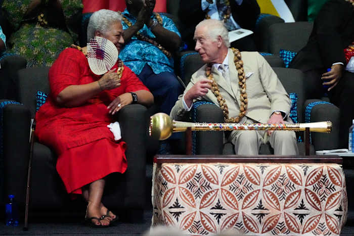 De Britse koning Charles en de Samoaanse premier Afioga Fiam Naomi Mataafa, links, praten tijdens de openingsceremonie van de bijeenkomst van de regeringsleiders van het Gemenebest in Apia, Samoa, vrijdag 25 oktober 2024. (AP Photo/Rick Rycroft/Pool)