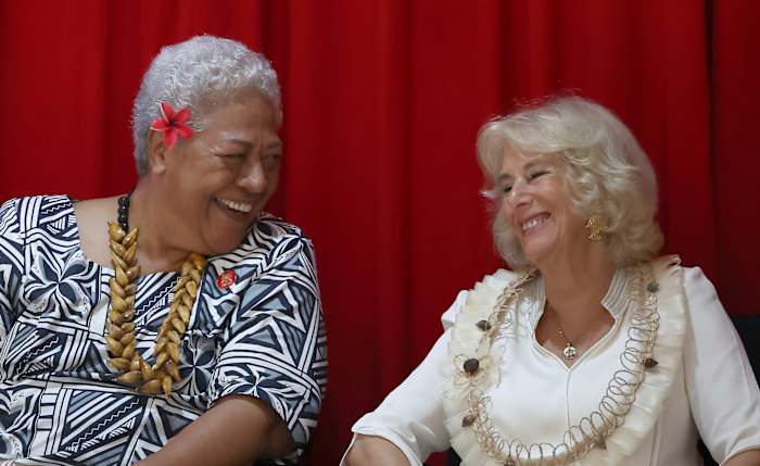De Britse koningin Camilla, rechts, praat met Samoa's premier Fiame Naomi Mataafa tijdens het side-evenement van het Commonwealth Heads of Government Meeting (CHOGM) Women's Forum in Apia, Samoa, donderdag 24 oktober 2024. (Manaui Faulalo/Pool Photo via AP)