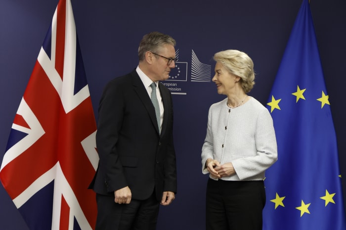 De Britse premier Keir Starmer ontmoet de voorzitter van de Europese Commissie, Ursula von der Leyen, in Brussel, woensdag 2 oktober 2024. (AP Photo/Omar Havana)