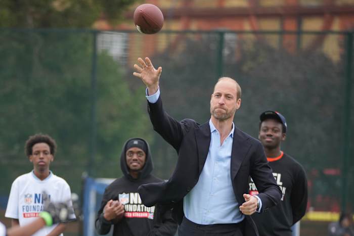 De Britse prins William gooit een voetbal terwijl hij een NFL Foundation NFL Flag-evenement bijwoont, een inclusief en snel American Football-format, in Londen, dinsdag 15 oktober 2024. (AP Photo/Kin Cheung, Pool)