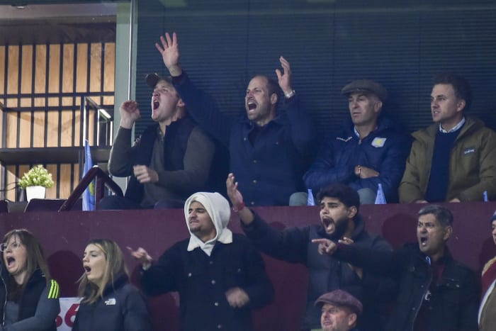 De Britse prins William, tweede links op de achterste rij, reageert tijdens de openingsfase van de Champions League tussen Aston Villa en Bayern München, in Villa Park in Birmingham, Engeland, woensdag 2 oktober 2024. (AP Photo/Rui Vieira)