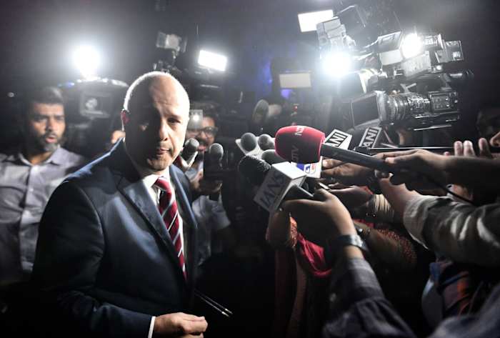 De Canadese plaatsvervangend hoge commissaris voor India, Stewart Wheeler, spreekt met mediapersoneel na een ontmoeting met functionarissen van het Ministerie van Buitenlandse Zaken van de Indiase regering, in New Delhi, India, maandag 14 oktober 2024. (AP Photo)