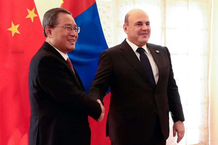 De Chinese premier Li Qiang (links) en de Russische premier Mikhail Mishustin poseren voor een foto aan de zijlijn van de top van de Raad van Regeringsleiders van de Shanghai Cooperation Organization (SCO) in Islamabad, Pakistan, woensdag 16 oktober 2024. (Alexander Miridonov , Spoetnik, overheidszwembad Foto via AP)