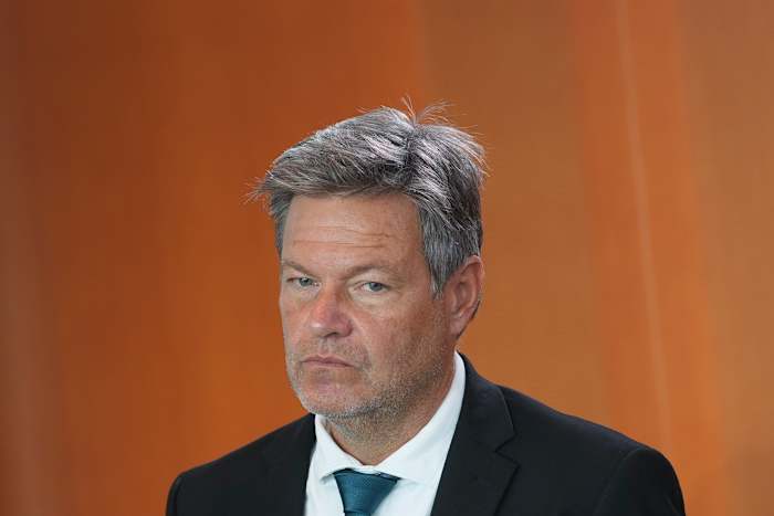 De Duitse minister van Economie en Klimaat Robert Habeck arriveert voor de kabinetsvergadering van de Duitse regering op de kanselarij in Berlijn, Duitsland, woensdag 9 oktober 2024. (AP Photo/Markus Schreiber)